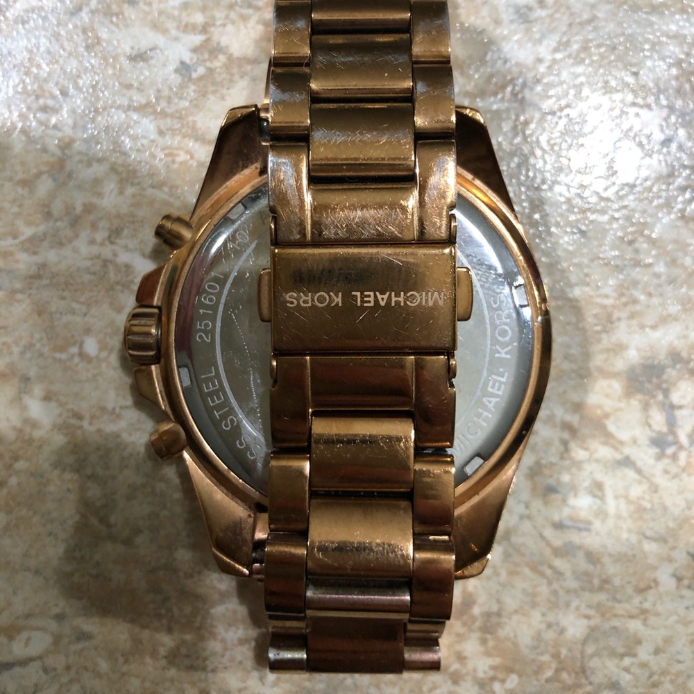 MICHAEL KORS ROSE GOLD WATCH - Picture 2 of 5